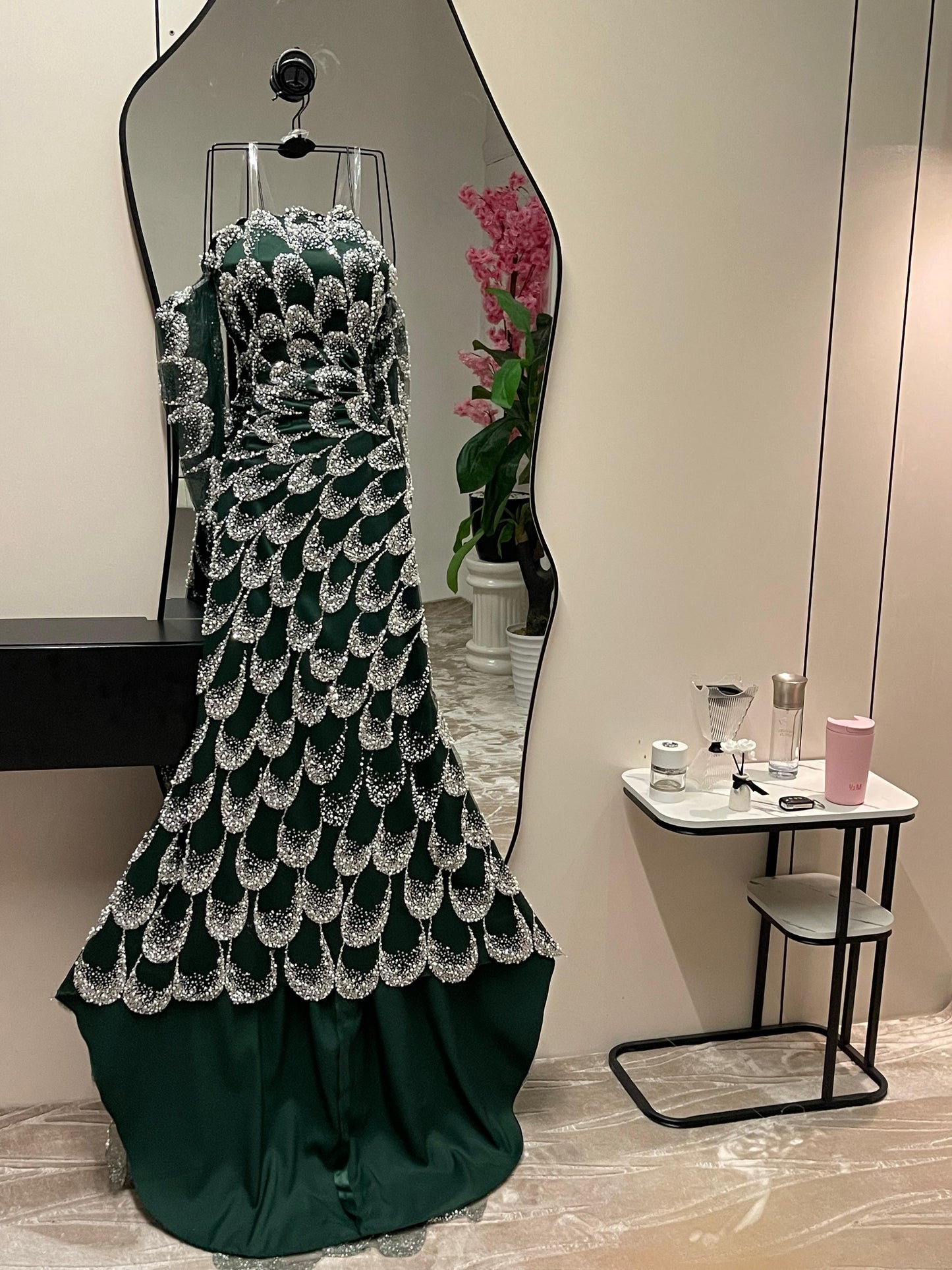 فستان أخضر لامع