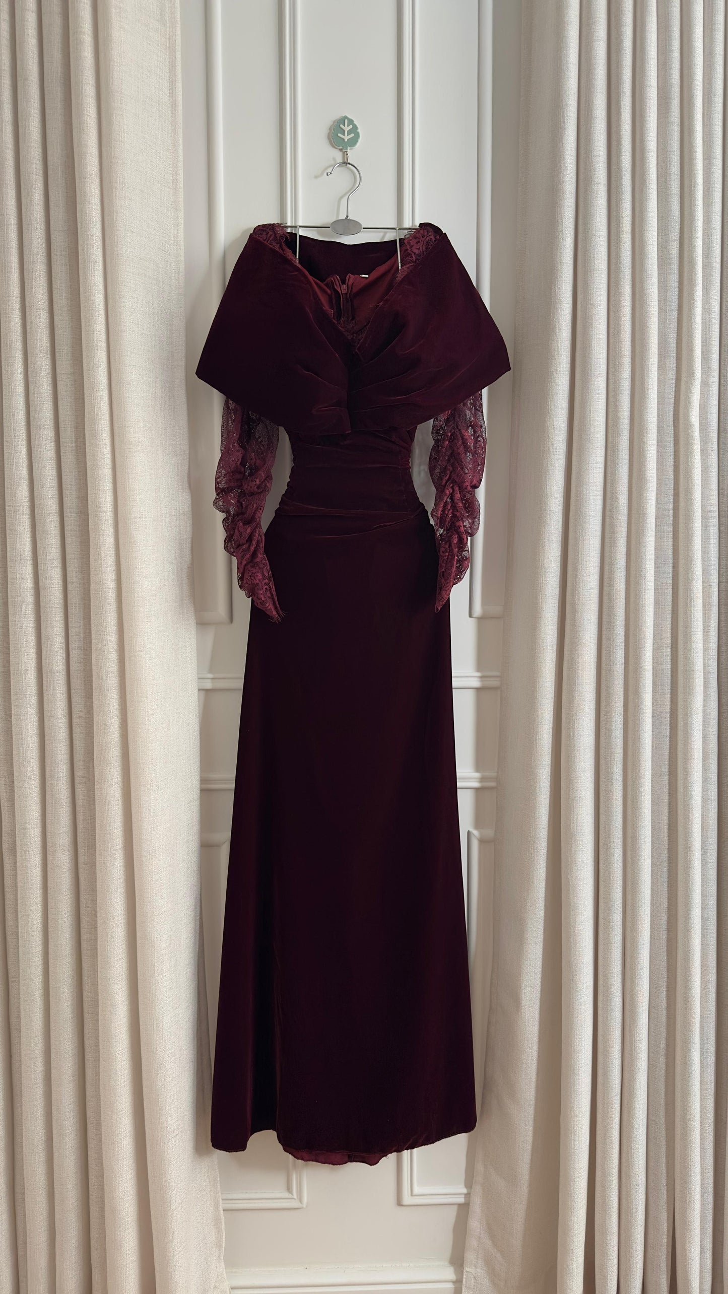 فستان مخمل بورغندي