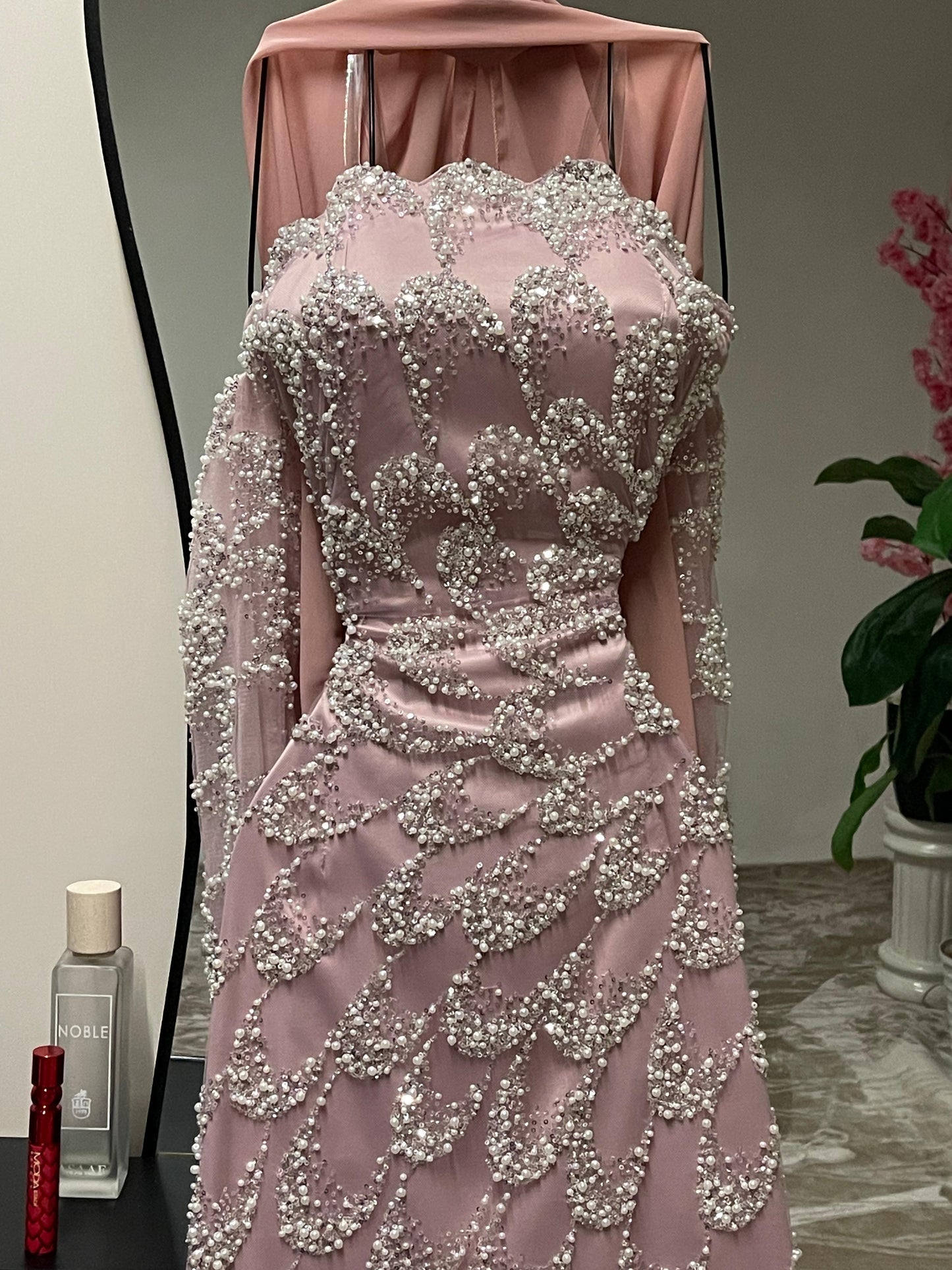 فستان وردي لامع