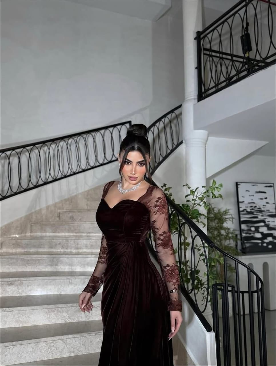 فستان بأكمام دانتيل