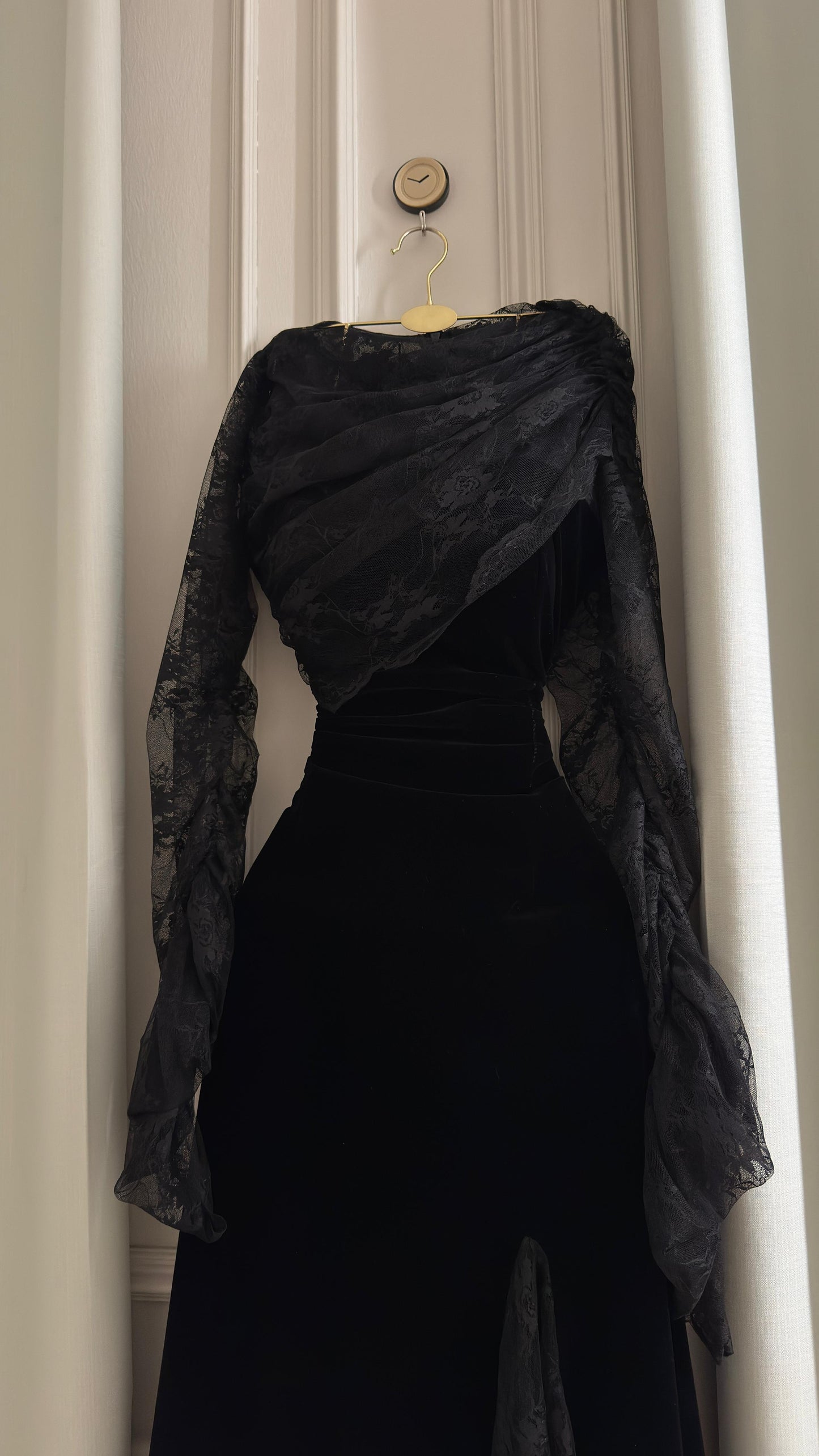 فستان أسود بلفة الدانتيل