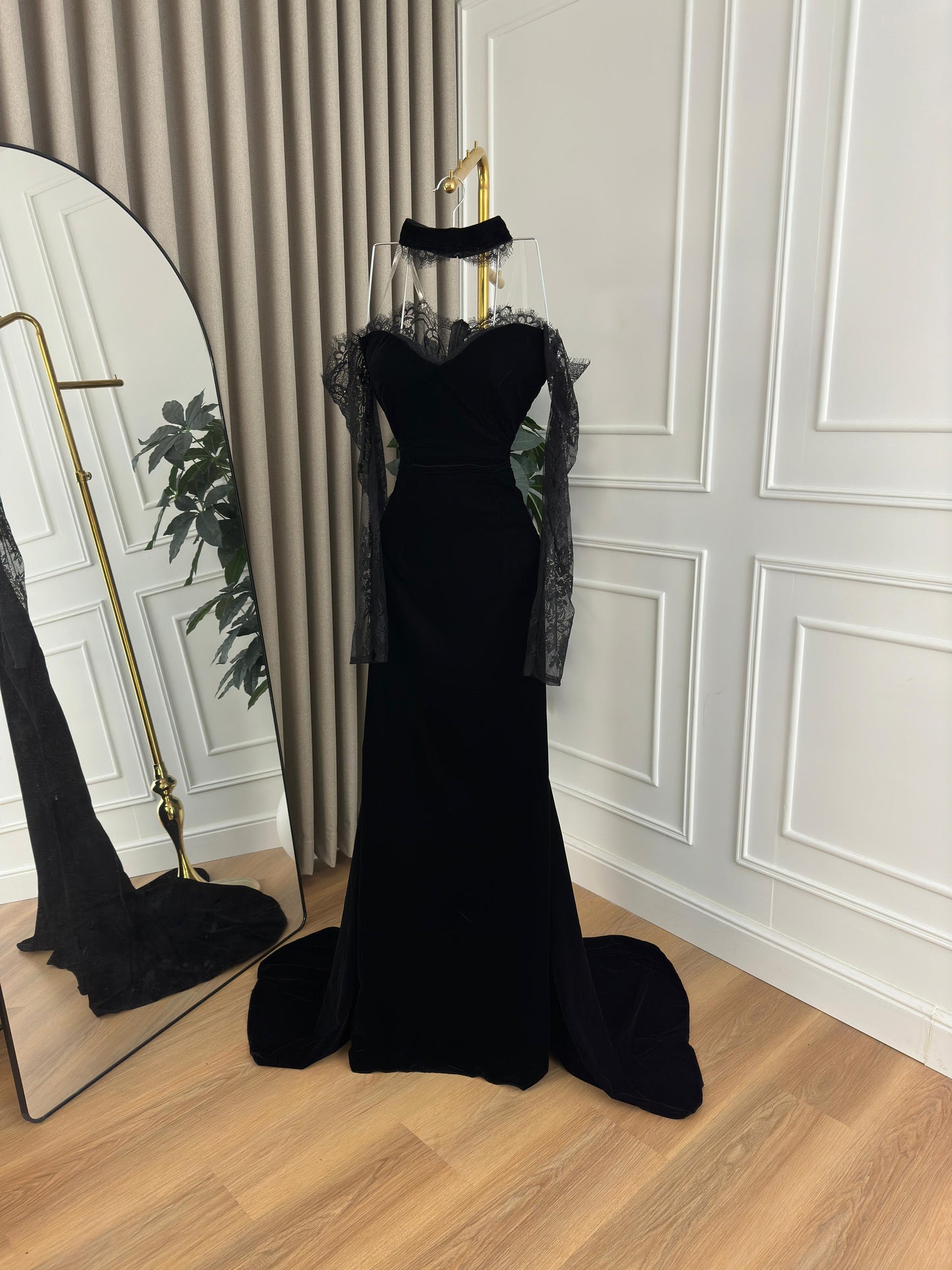 فستان بلمسات الدانتيلا