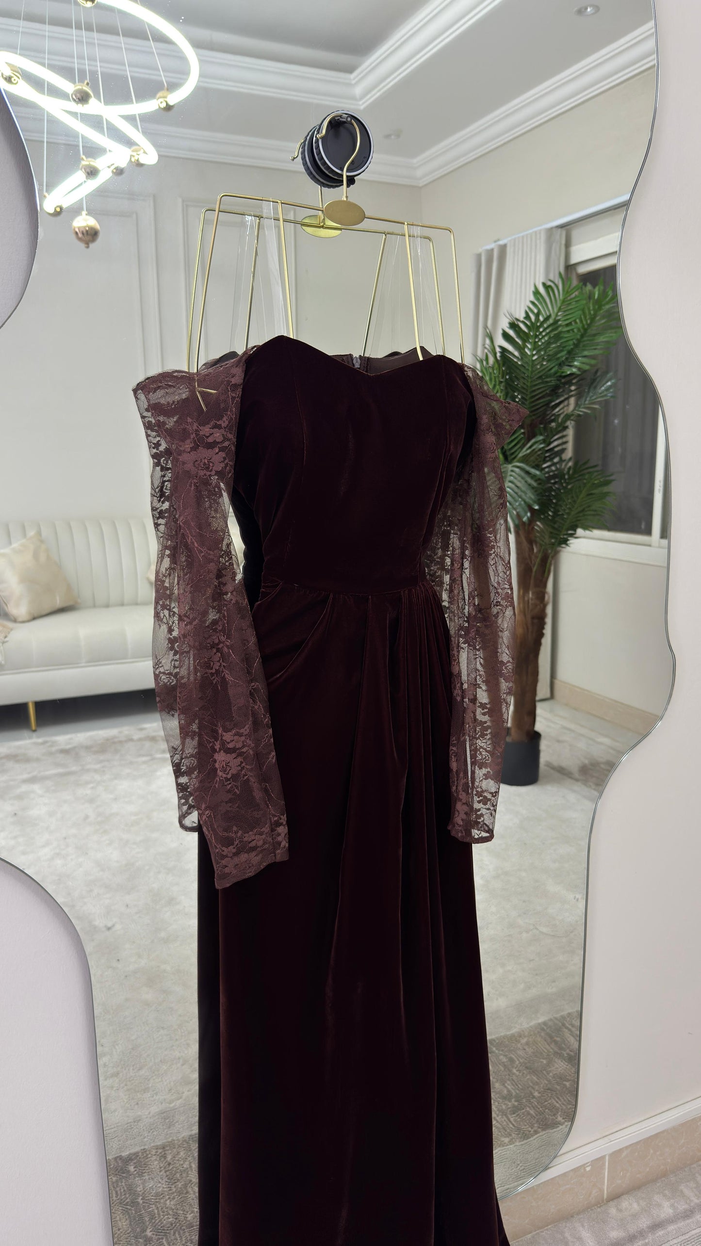 فستان بأكمام دانتيل