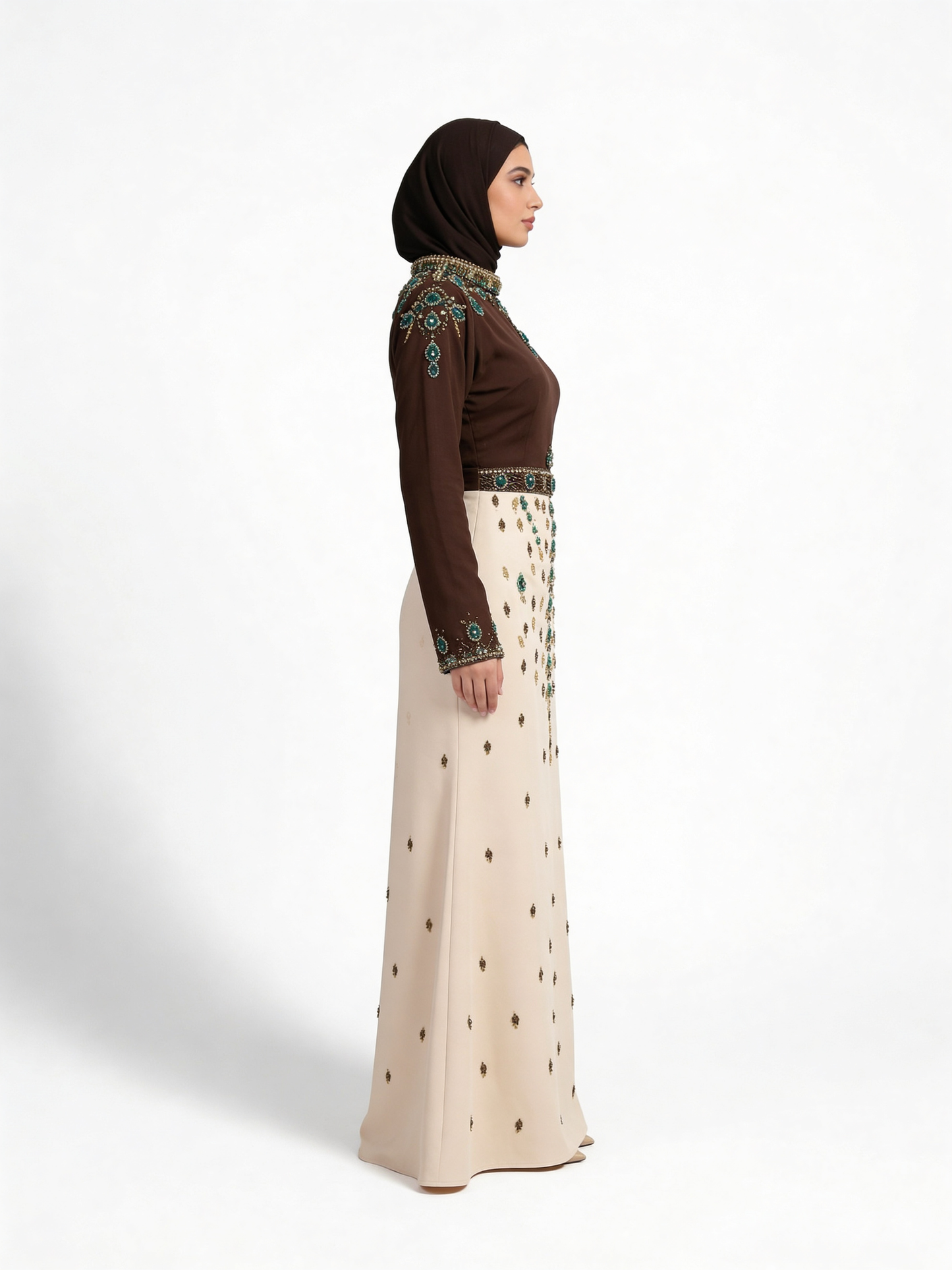 فستان بني وبيج مميز